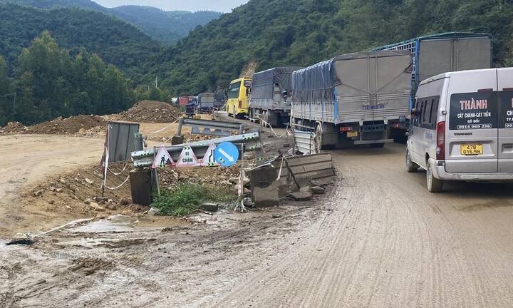 Đèo An Khê liên tục tắc nghẽn nhiều giờ, ô tô xếp hàng hơn 10km trên quốc lộ 19