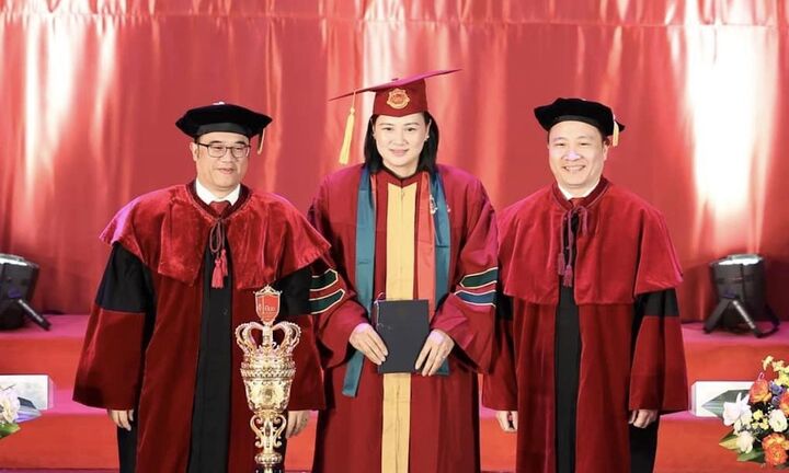 Hoa khôi bóng chuyền Kim Huệ nhận bằng thạc sỹ kinh tế ở tuổi 42