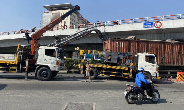 Xe container kéo gãy khung sắt trên Quốc lộ 1A, đổ đè lên xe buýt