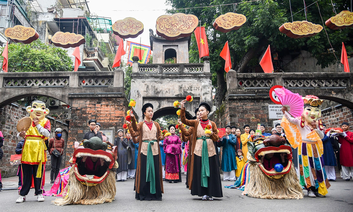 Hơn 100 người mặc áo dài truyền thống, tái hiện Tết xưa trên phố cổ Hà Nội