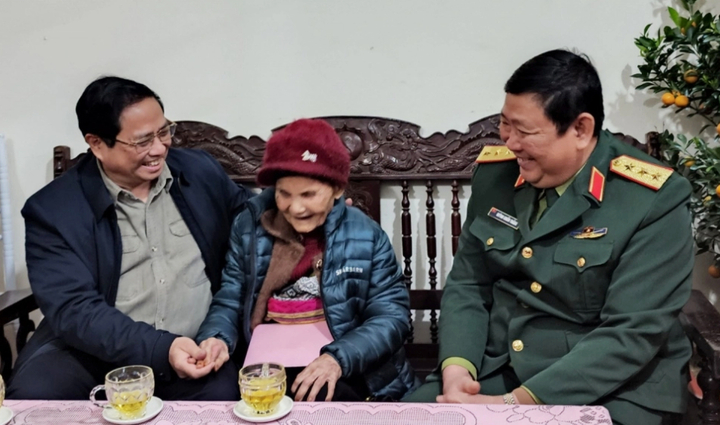 Thủ tướng tặng quà gia đình chính sách, công nhân, người lao động tại Thanh Hóa