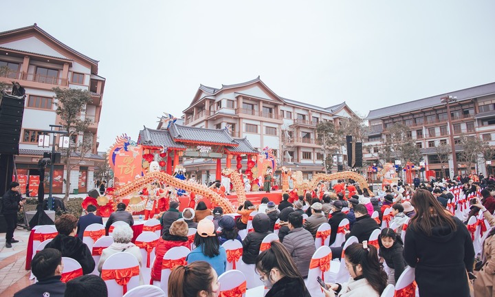 Khách nườm nượp sắm Tết tại Hội chợ Xuân quy mô 'khủng' bậc nhất Việt Nam