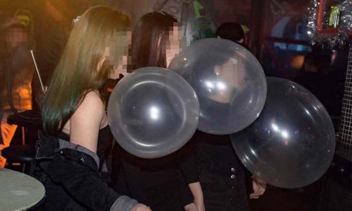 Hít bóng cười trong 3 năm, cô gái trẻ bị mất cảm giác chân