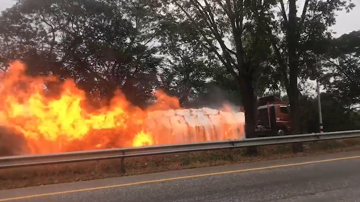 Xe tải biến thành 'quả cầu lửa' lao đi trên đường