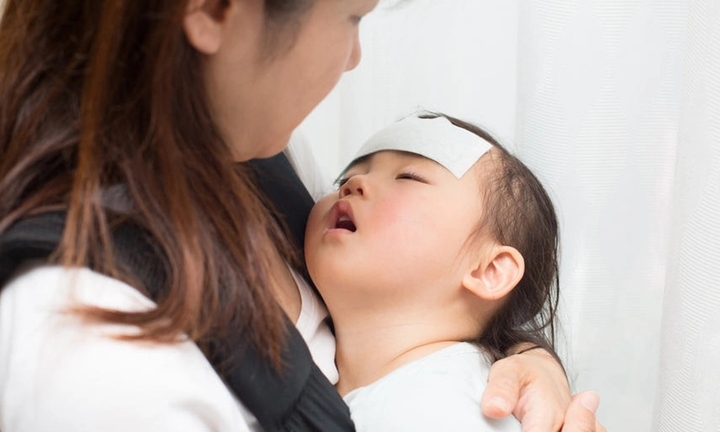 Bé 4 tuổi bị liệt dây thần kinh số 7 do lạnh