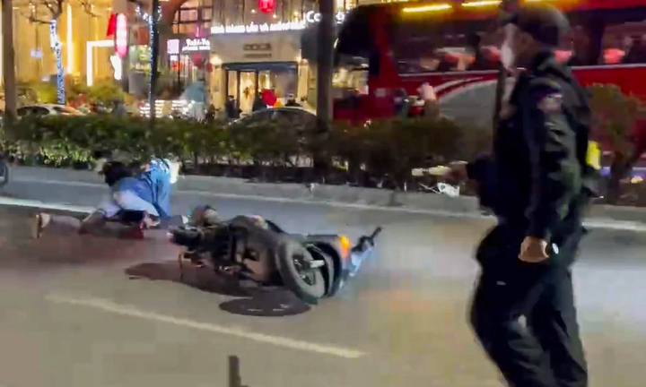 Nhiều thanh thiếu niên ngã sõng soài khi quay xe bỏ chạy né chốt 141