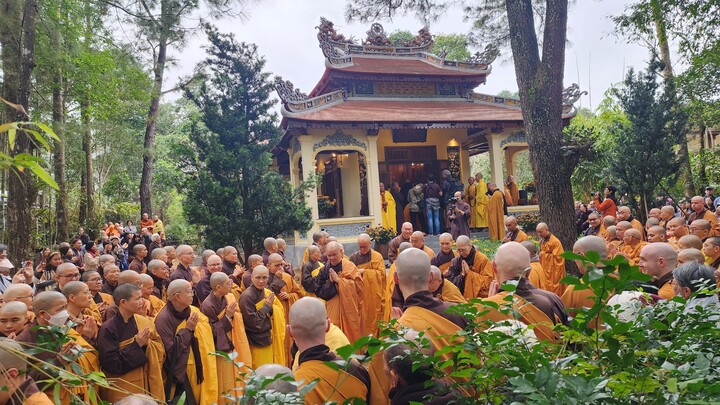 Hàng nghìn phật tử rước xá lợi thiền sư Thích Nhất Hạnh