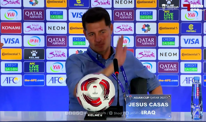 HLV Casas bị tấn công: AFC ra án phạt nhà báo Iraq
