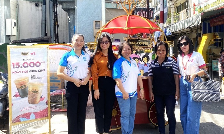 Bà Lê Hoàng Diệp Thảo tiếp tục trao tặng mô hình WeHome Café cho phụ nữ khó khăn