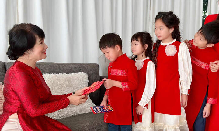 Có nên để trẻ nhỏ giữ tiền lì xì Tết?