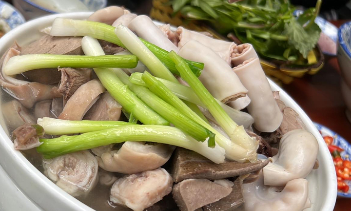 Ăn lòng lợn nên chọn ruột non hay ruột già?