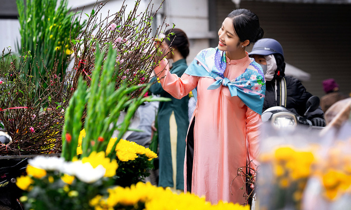 Người Hà Nội tấp nập đi chợ hoa Hàng Lược trước Tết ông Táo