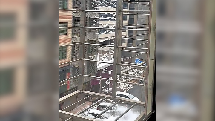 Những khối tuyết rơi như thác nước 'trút giận' vào loạt ô tô