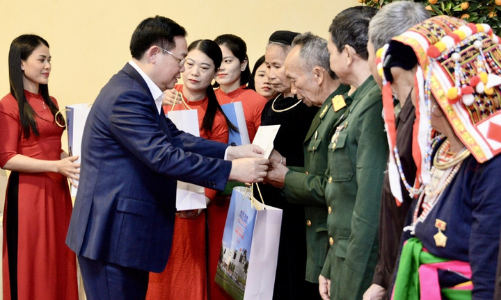 Chủ tịch Quốc hội tặng quà Tết hộ nghèo, công nhân khó khăn ở Yên Bái