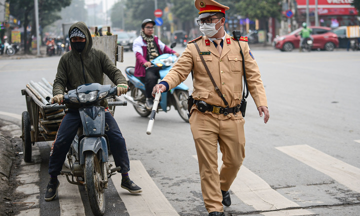 CSGT xử phạt hàng loạt xe 'máy chém' nghênh ngang trên phố Hà Nội dịp cuối năm