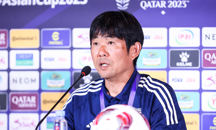 Muộn họp 2 lần khiến học trò bối rối, HLV Nhật Bản xin lỗi