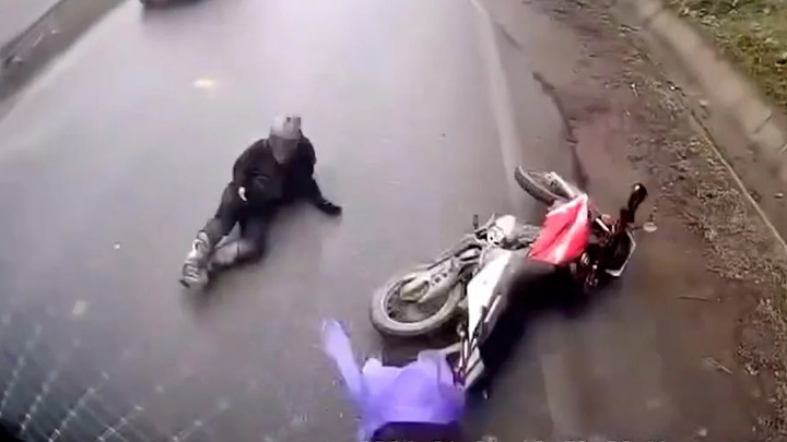 Ngã nhào trước đầu ô tô, nam thanh niên thoát chết thần kỳ