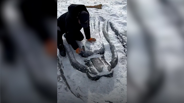 Choáng ngợp tác phẩm điêu khắc rồng dài 25m trên sông băng 