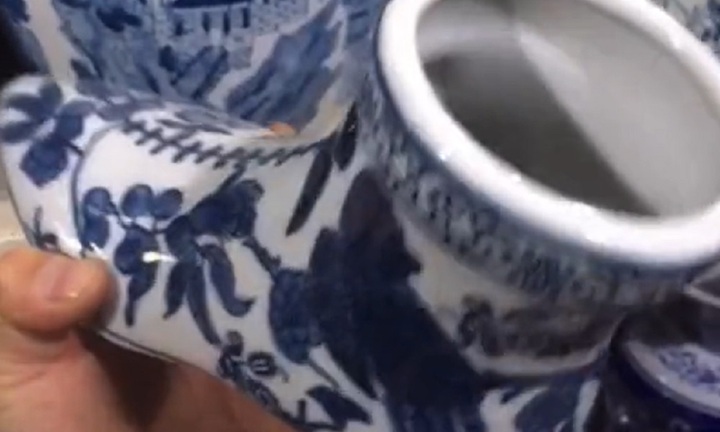 Cười xỉu khi mua lọ hoa lại được đôi giày