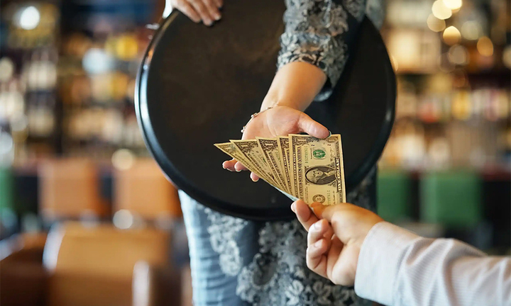 Hối hận vì tip quá nhiều tiền, người đàn ông gọi cho nhà hàng đòi lại
