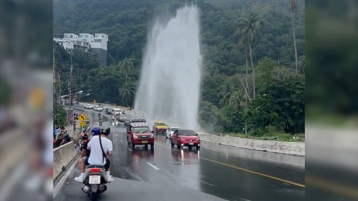 Vỡ đường ống nước bên đường, loạt ô tô được rửa xe miễn phí