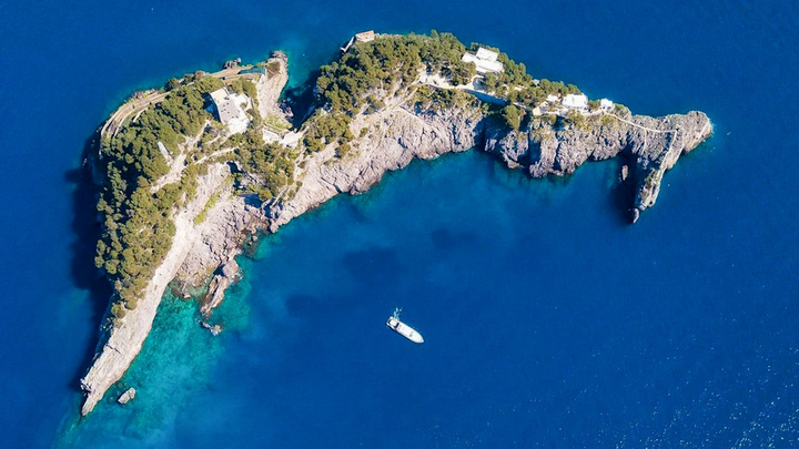 Ngắm hòn đảo hình dạng cá heo ở Italy