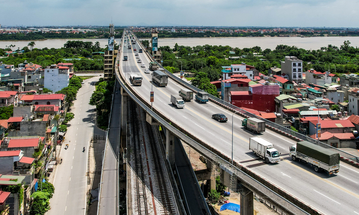 Cầu Thăng Long gần 40 năm tuổi bắc qua sông Hồng nhìn từ flycam