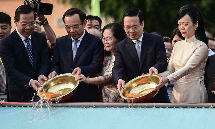 Chủ tịch nước Võ Văn Thưởng cùng kiều bào thả cá chép 'tiễn ông Táo'