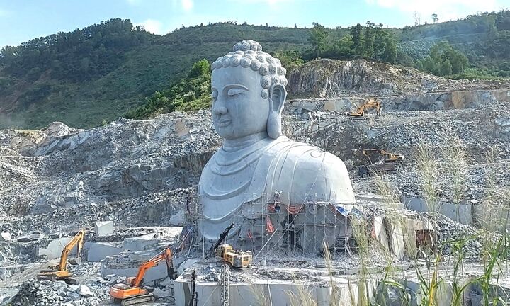 Độc đáo tượng Phật khổng lồ ‘mọc’ lên giữa núi đá ở Đà Nẵng