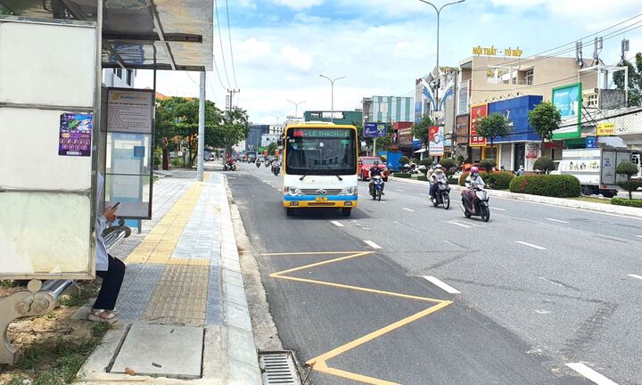 Dừng xe ở điểm đón khách của xe buýt có bị xử phạt?