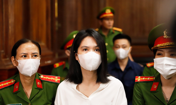 Ngọc Trinh bị tuyên phạt 1 năm tù treo