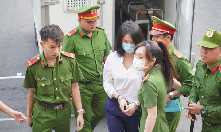 Ngọc Trinh được dẫn giải đến toà