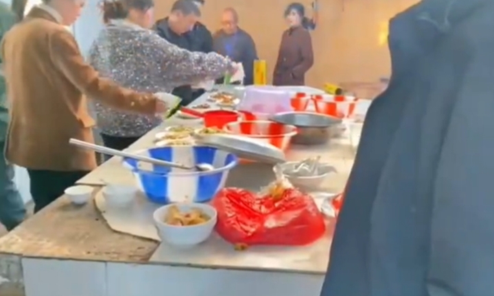 Ngăn dân rượu chè cuối năm, quan chức Trung Quốc đổ muối vào món ăn gây bức xúc