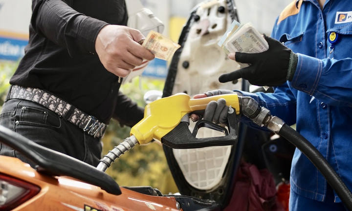 Giá xăng dầu hôm nay 3/2: Tiếp tục giảm mạnh