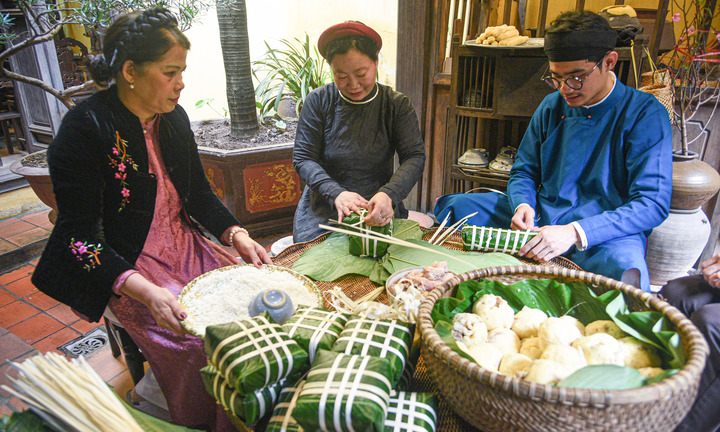 Xem người Hà Nội xưa gói bánh chưng tại Ngôi nhà di sản 87 Mã Mây