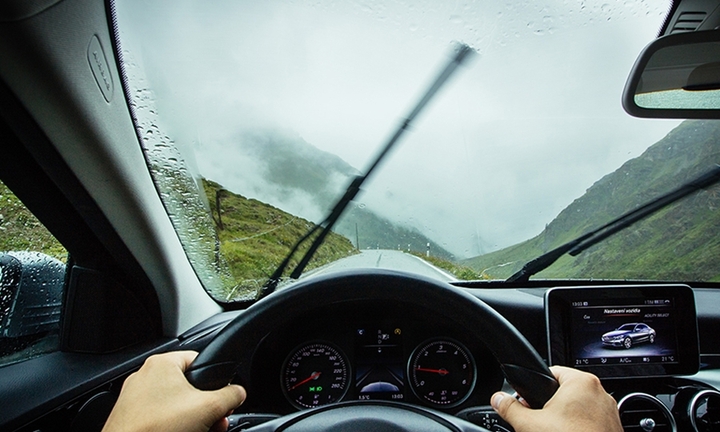 Có nên lắp cảm biến gạt mưa ô tô?