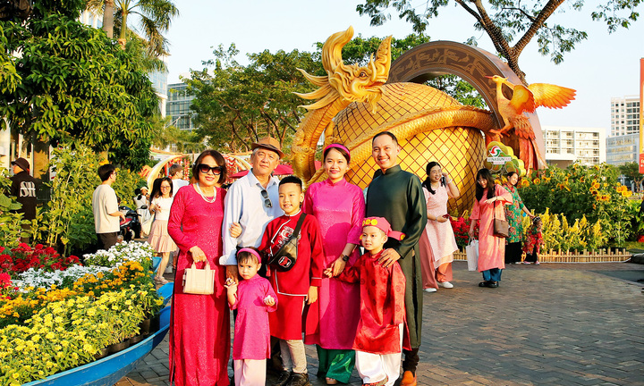 Rồng Thần - Chim Tiên nổi bật giữa đường hoa Phú Mỹ Hưng