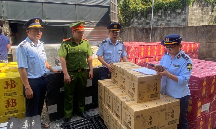 Bắt 3 xe tải chở lô rượu ngoại trị giá hơn 15 tỷ đồng ở Bình Dương