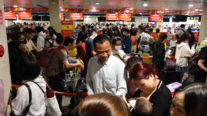 Sân bay Tân Sơn Nhất chật kín người về quê đón Tết 