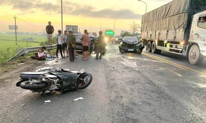 Ô tô đầu kéo tông loạt xe đang dừng đèn đỏ, 2 người bị thương