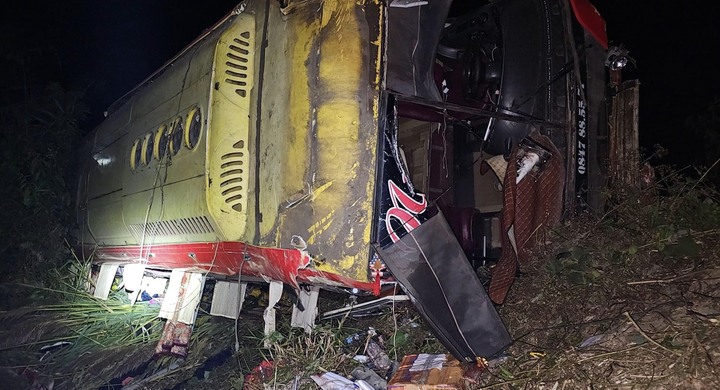 Hiện trường xe khách chở 37 người lao xuống vực sâu ở Kon Tum