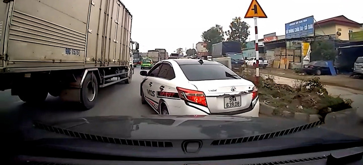 Không được nhường đường, tài xế 'hổ báo' chặn đầu ô tô thách thức