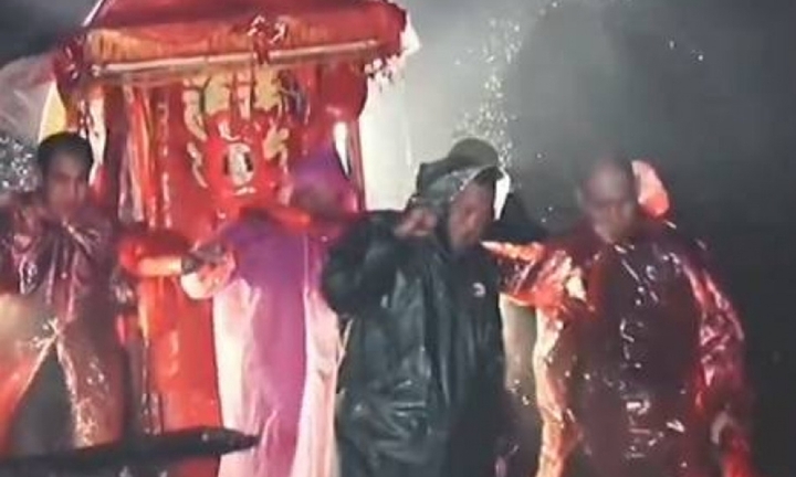 Cô dâu kết hôn lúc 2h khiến hàng xóm hết hồn tưởng đám cưới ma