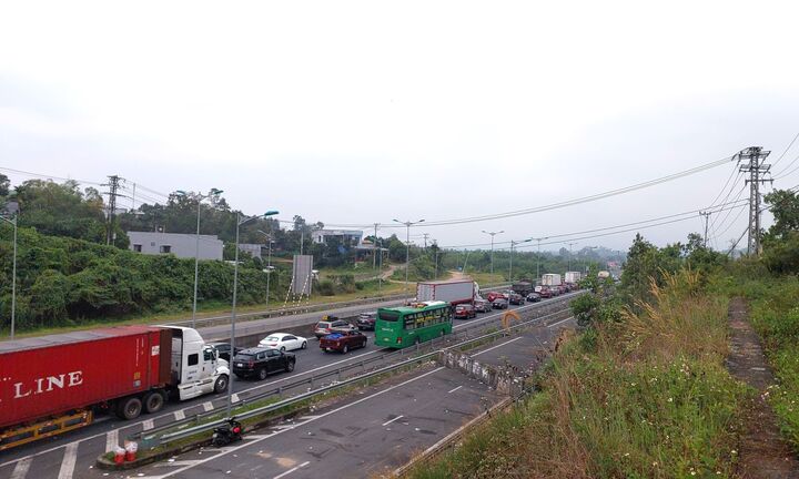 Trăm xe nối đuôi 'bò' từng mét trên cao tốc Đà Nẵng - Quảng Ngãi