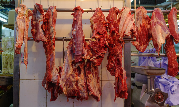 Tại sao người bán treo thịt bò lên cao nhưng lại đặt thịt lợn trên mặt bàn?
