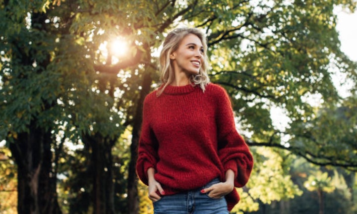 Phối đồ với áo len đỏ cho phụ nữ trung niên