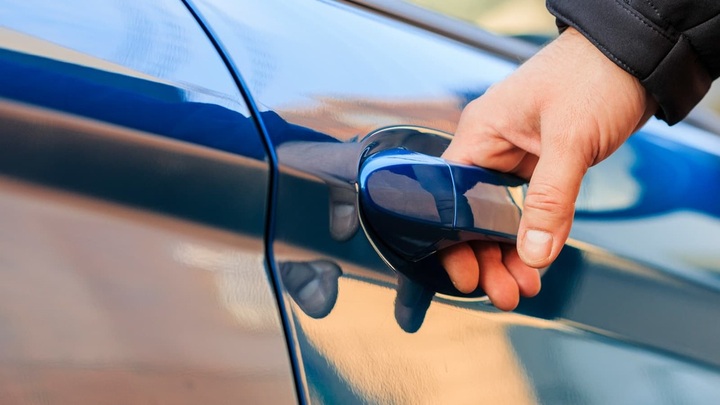 Giật tê tay khi mở cửa ô tô vào mùa đông, có phải do rò điện?