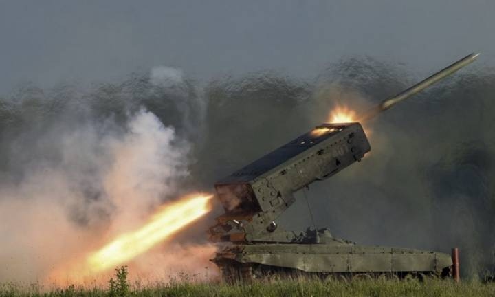  Uy lực súng phun lửa TOS-1A Solntsepek của Nga dội xuống mục tiêu ở Ukraine