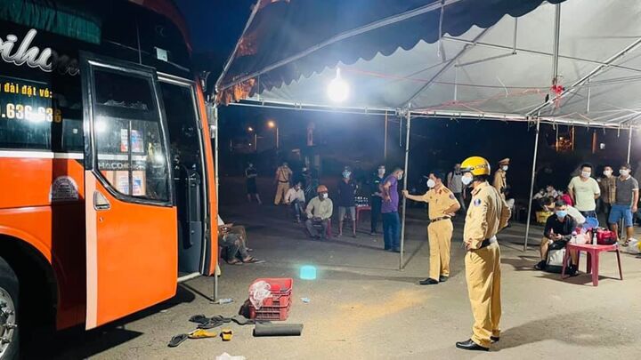 Cảnh sát giao thông có được kiểm tra hàng hóa trên xe?