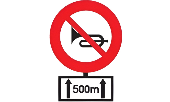 Chiều dài đoạn đường 500m từ nơi đặt biển này, tài xế có được bấm còi?
